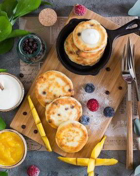 Сырники с шоколадом и манговым соусом