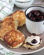 Сырники с вишневым соусом и корицей