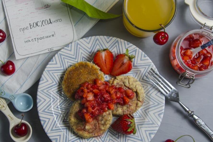 Рецепт сырников в духовке с клубничныма соусома