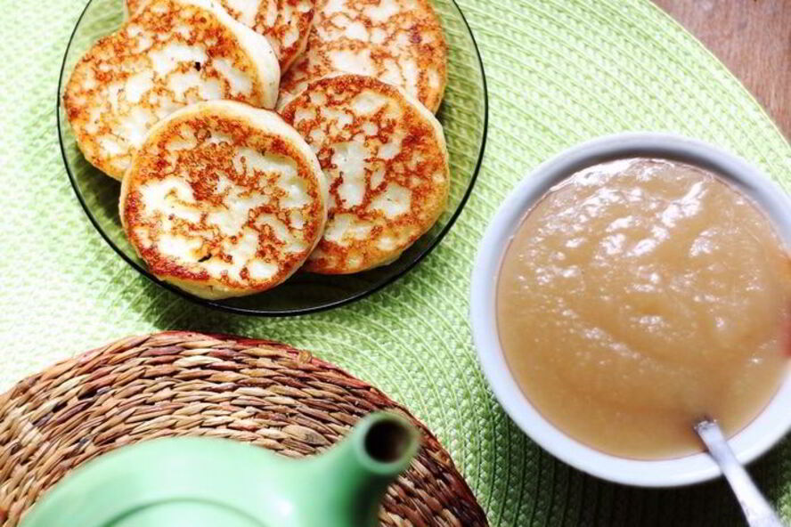 Рецепт ванильные сырники с яблочным соусом