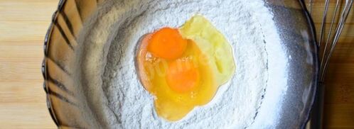 блинный торт с творожным кремом и ягодами на сковороде. Шаг 2