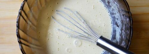 блинный торт с творожным кремом и ягодами на сковороде. Шаг 3