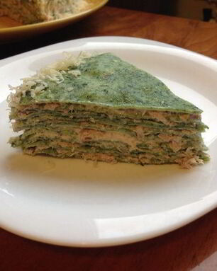 Блинный тортик со шпинатом и тунцом
