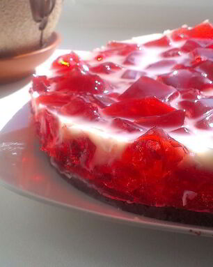 Шоколадный торт с молочно-клубничным желе