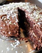 Шоколадный торт с вишней