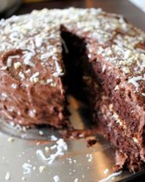 Шоколадный торт с вишней