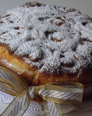 Торт из роз с заварным кремом и кусочками шоколада