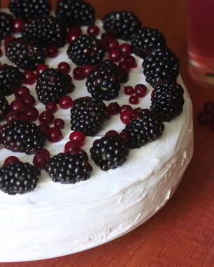 Торт с ежевикой и красной смородиной