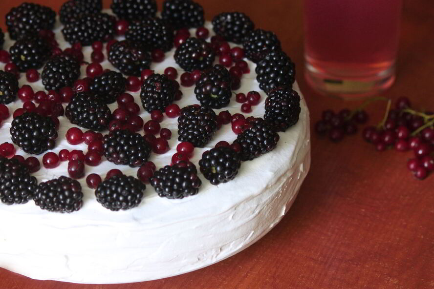 Рецепт торт с ежевикой и красной смородиной
