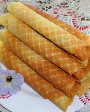 Хрустящие вафельные трубочки в вафельнице