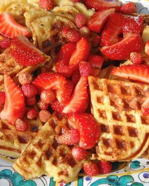 Вафли из бриоши с клубникой и земляникой