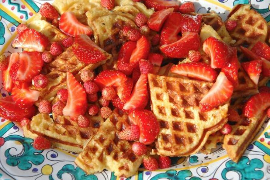 Рецепт вафли из бриоши с клубникой и земляникой