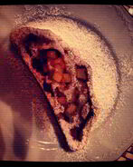 Яблочно-творожный рулет