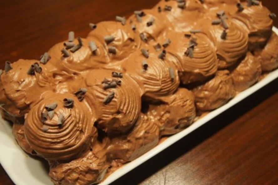 Рецепт новогодний шоколадный торт-полено из профитролей