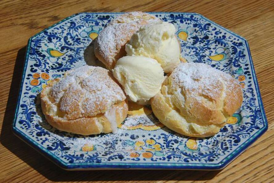 Рецепт профитроли с ванильным кремом и мороженым