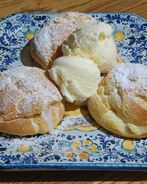 Профитроли с ванильным кремом и мороженым