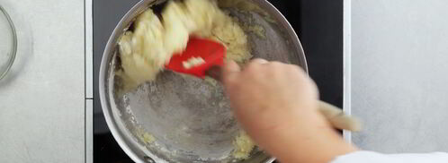 профитроли с заварным кремом и карамельным соусом. Шаг 4