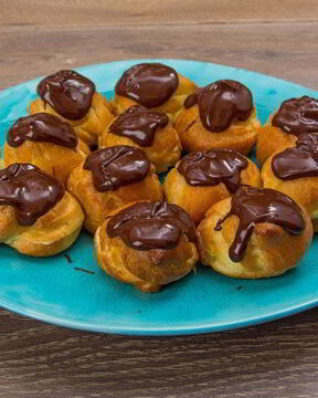 Профитроли с заварным кремом и шоколадом