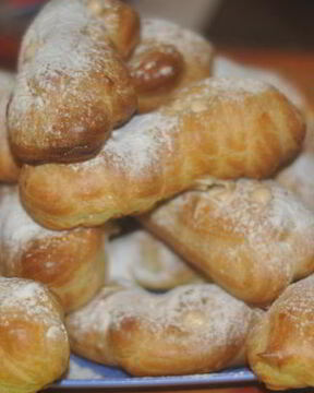 Эклеры со взбитыми сливками и сгущенкой