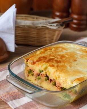 Картофельная запеканка с мясом и горошком
