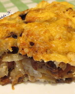 Картофельная запеканка с сосисками и грибами