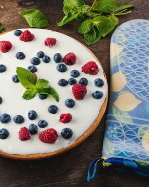 Творожная запеканка с кремом и ягодами