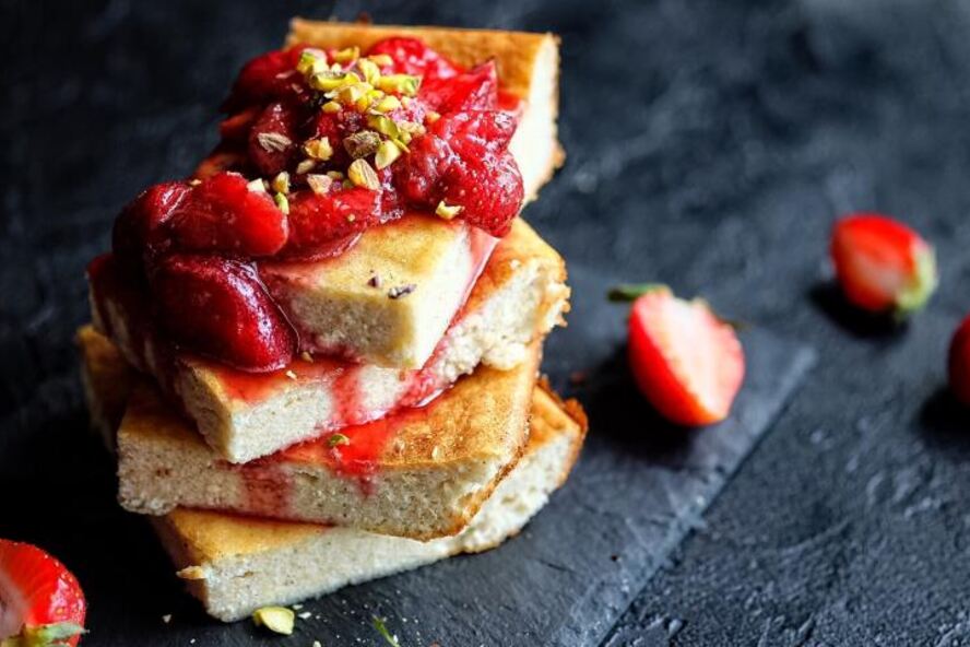 Рецепт творожная запеканка с натуральной ванилью, клубничным соусом и фисташками