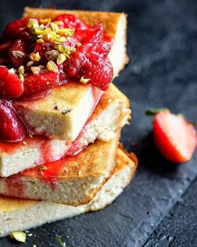 Творожная запеканка с натуральной ванилью, клубничным соусом и фисташками