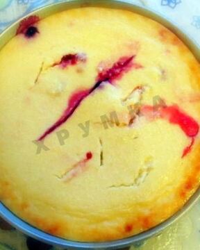 Творожная запеканка с ягодами под абрикосовым соусом