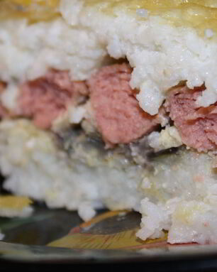 Воздушная рисовая запеканка с сосисками