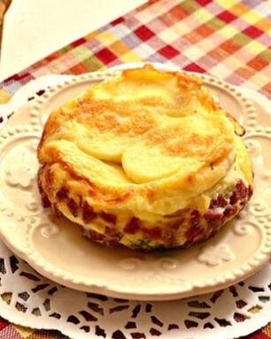 Яичная запеканка с колбасой и зеленью