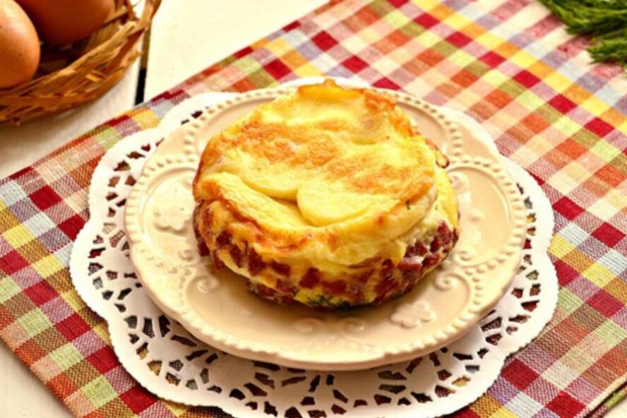 Рецепт яичная запеканка с колбасой и зеленью