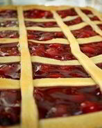 Чизкейк из слоеного теста с вишневым джемом