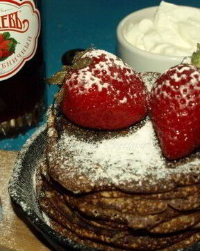 Миндальные блинки с клубничным джемом