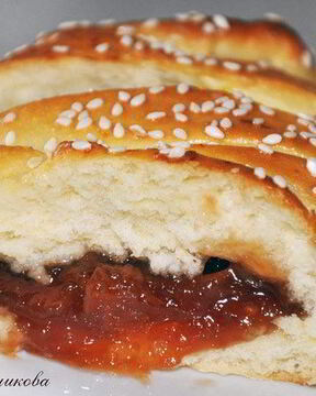 Плетеная булка с яблочным джемом