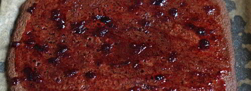 шоколадный рулет с клюквенным джемом и шоколадным ганашем. Шаг 7