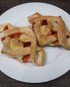 Слоеные булочки с малиновым джемом