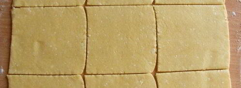 творожные конвертики с клубничным джемом и крошкой. Шаг 3