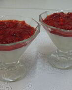 Ванильный пудинг с джемом из клубники