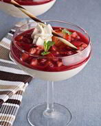 Ванильный пудинг с джемом из свежей клубники