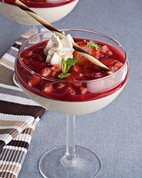 Ванильный пудинг с джемом из свежей клубники