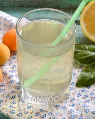 Абрикосовый компот с базиликом и лимоном