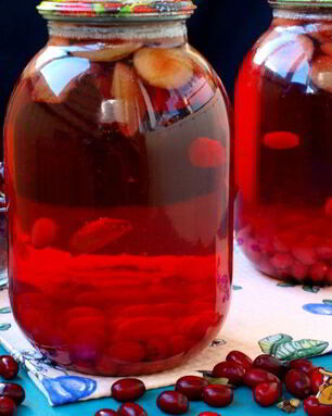 Компот из слив и кизила