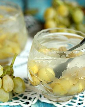 Компот из винограда в кастрюле