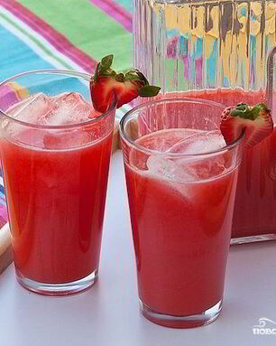 Компот из яблок и клубники