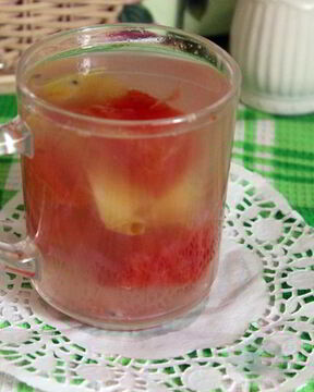 Летний компот с арбузом, яблоком и ягодами