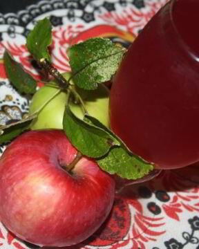 Яблочный компот с виноградными листочками