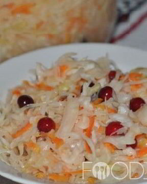 Квашеная капуста с клюквой