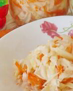 Маринованная капуста с луком и морковью