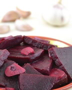 Маринованная свекла с чесноком